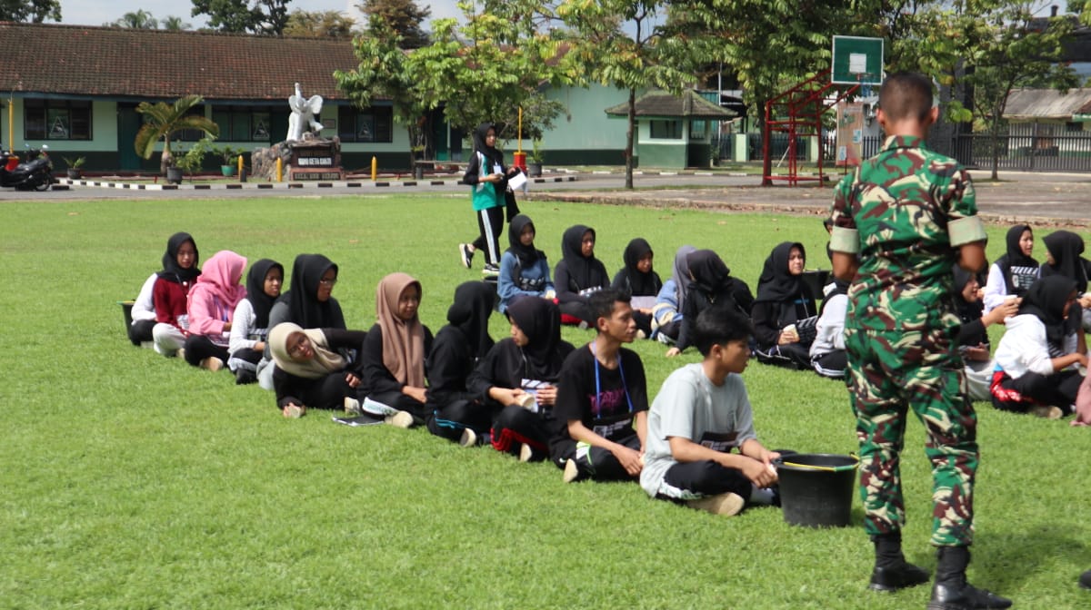 Latihan Dasar Kepemimpinan Pengurus Osis