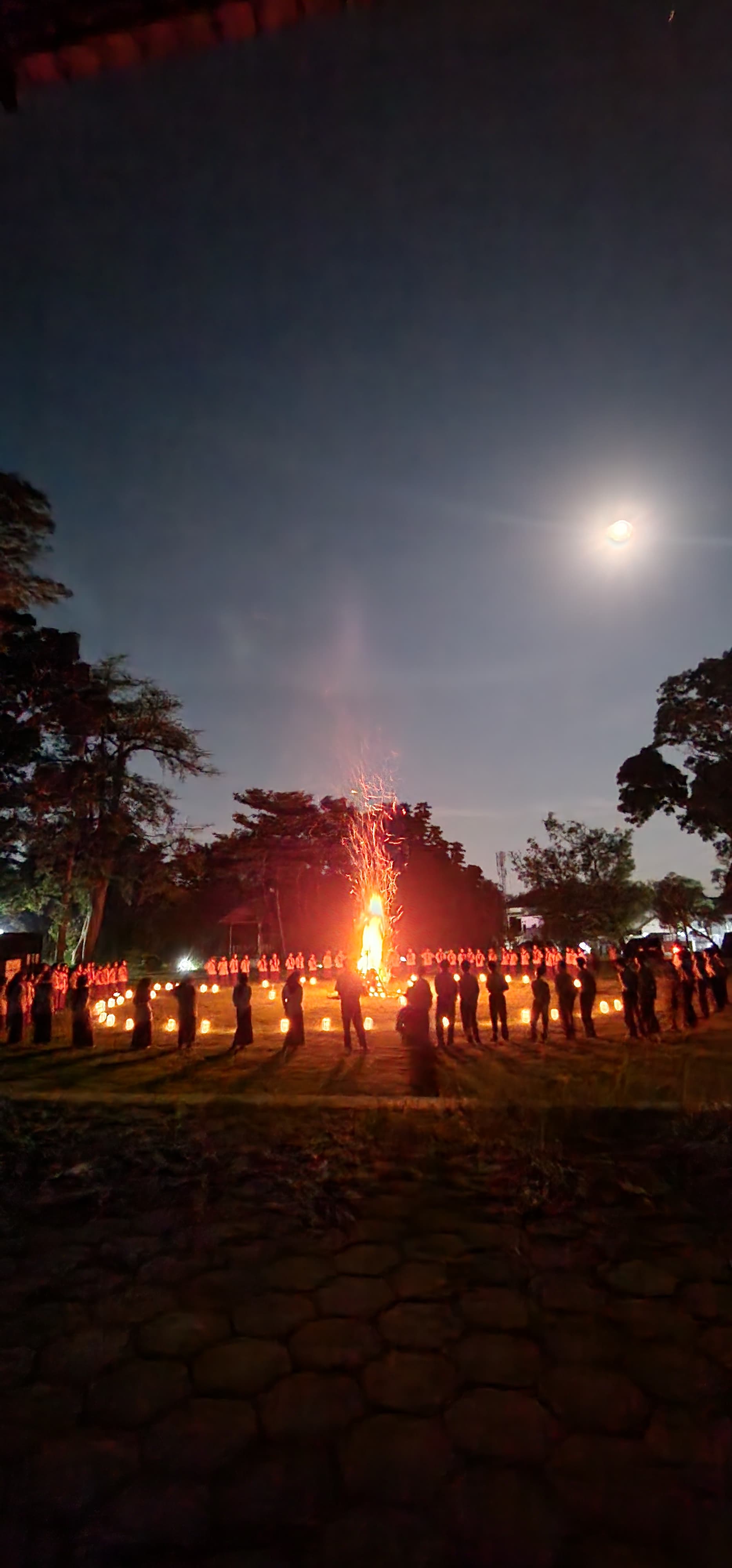 Malam Api Unggun Kemah Raya